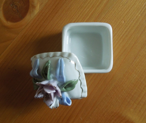 Porcelánová malá dózička s růžičkou — foto 5