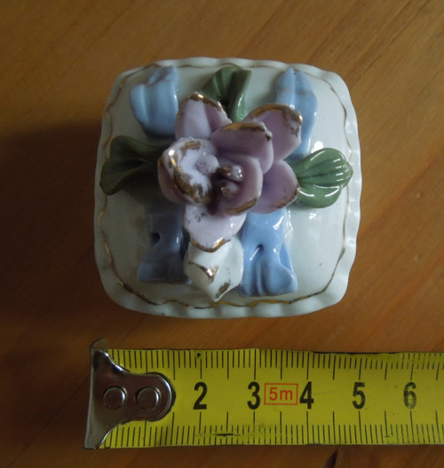 Porcelánová malá dózička s růžičkou — foto 6