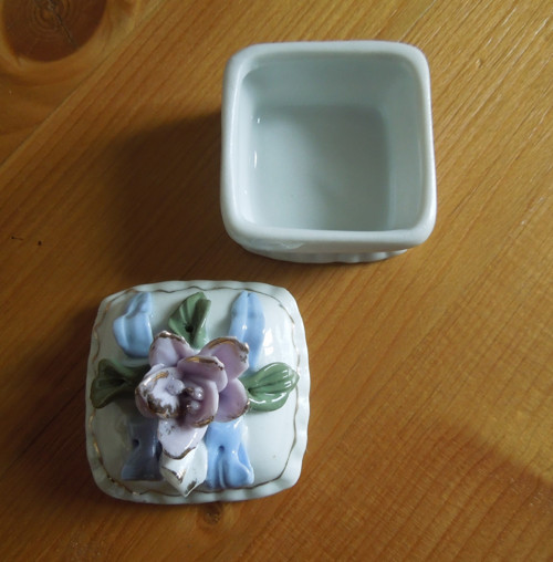 Porcelánová malá dózička s růžičkou — foto 4