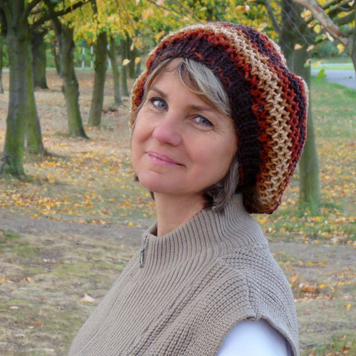 Pletený baret s trochou rezu — foto 4
