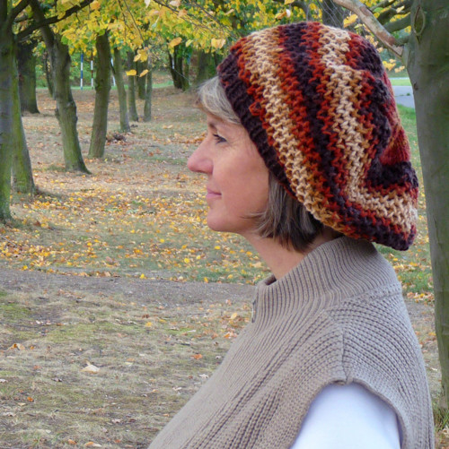 Pletený baret s trochou rezu — foto 3