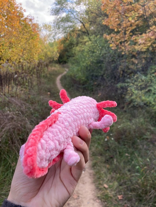 Růžový háčkovaný axolotl — foto 2