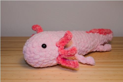 Růžový háčkovaný axolotl — foto 3