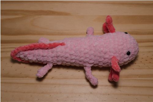 Růžový háčkovaný axolotl — foto 4