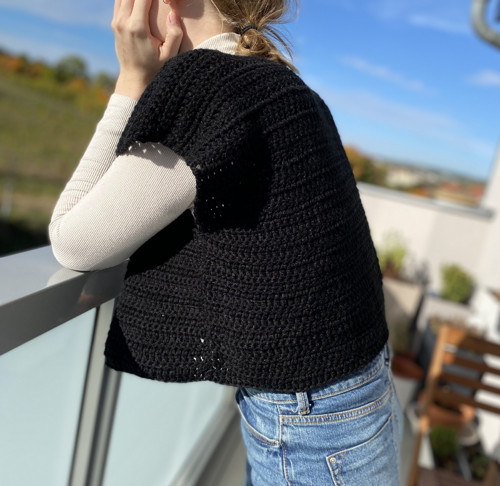Černá vesta ze 100% akrylové příze — foto 3