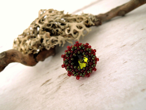 Prsten Swarovski Peridot obšívaný rokajlem — foto 3