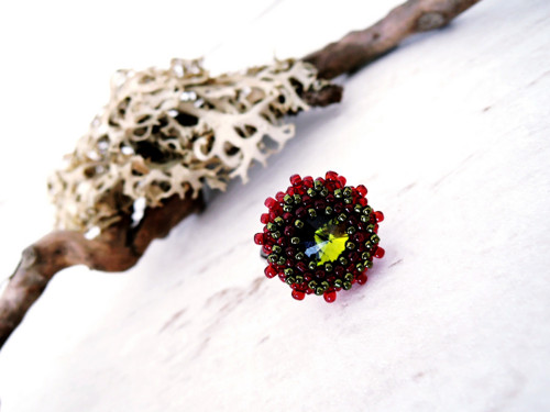 Prsten Swarovski Peridot obšívaný rokajlem — foto 4