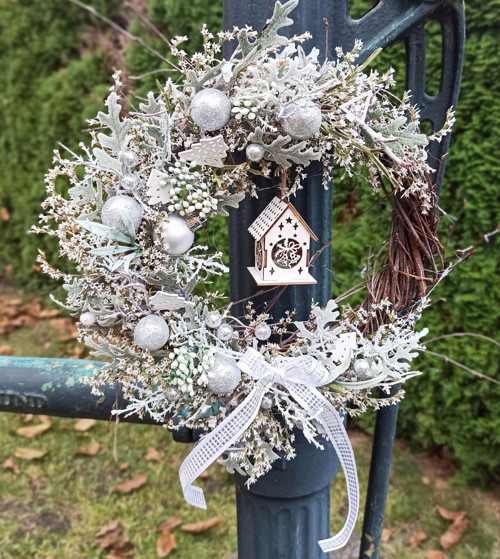 Věnec se svítící chaloupkou — foto 2