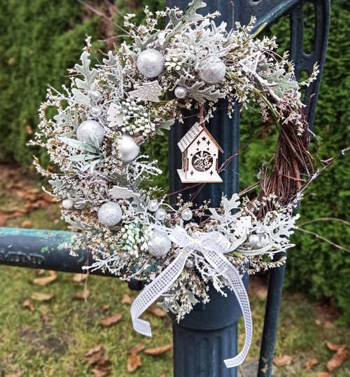Věnec se svítící chaloupkou — foto 3