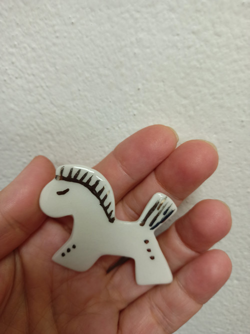 Porcelánová brož Koník stříbrňák. — foto 2