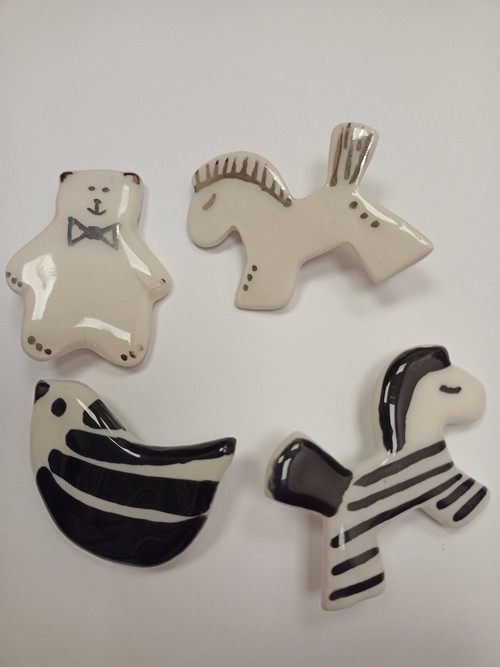 Porcelánová brož Méďa stříbrňák. — foto 4