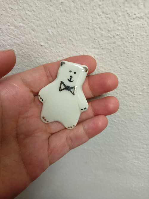 Porcelánová brož Méďa stříbrňák. — foto 2