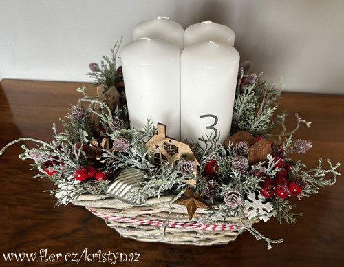 Adventní svícen v červenobílé — foto 4