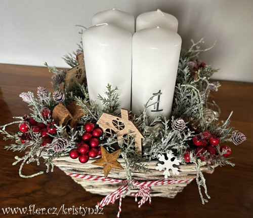 Adventní svícen v červenobílé — foto 2