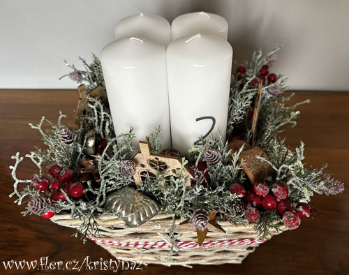 Adventní svícen v červenobílé — foto 3
