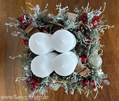 Adventní svícen v červenobílé — foto 6