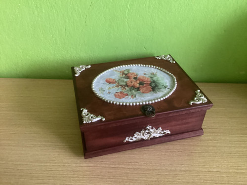 Dřevěná šperkovnice s motivem růží — foto 2