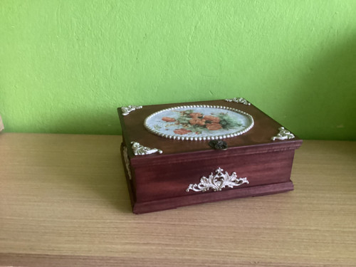 Dřevěná šperkovnice s motivem růží — foto 3