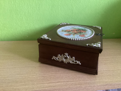 Dřevěná šperkovnice s motivem růží — foto 4
