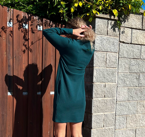 Tmavě zelené šaty se stojáčkem — foto 5