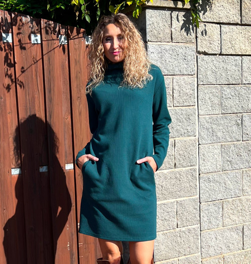 Tmavě zelené šaty se stojáčkem — foto 3