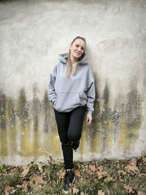 Šedá oversized mikina — foto 4