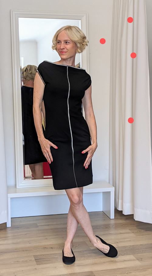 Pouzdrové šaty s kapsami — foto 2
