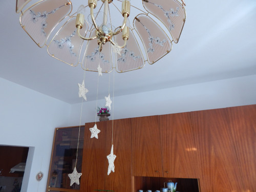 Závěs - hvězdy pod lustrem — foto 2