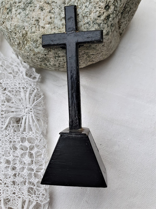 Kříž vykládaný perletí a vřídlovcem — foto 3