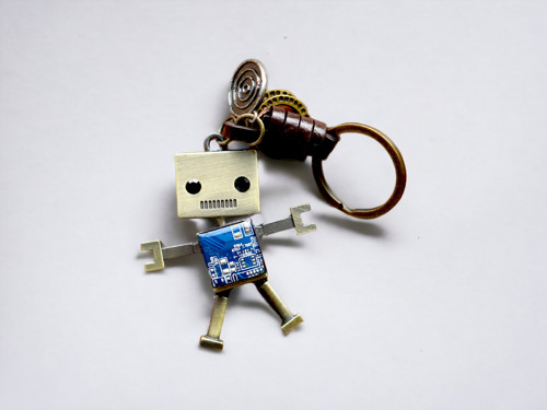 Robot - klíčenka — foto 2