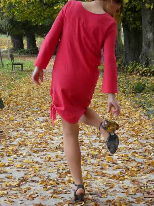 Lněné šaty červené s uzlem — foto 5