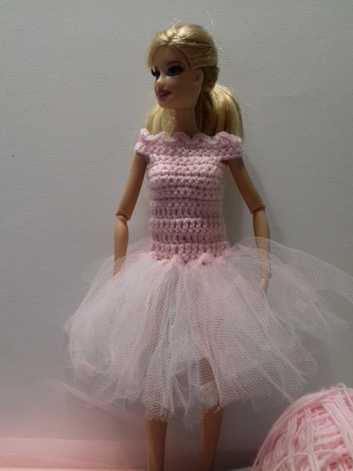 Háčkované šatičky pro Barbie růžovo-bílé — foto 2