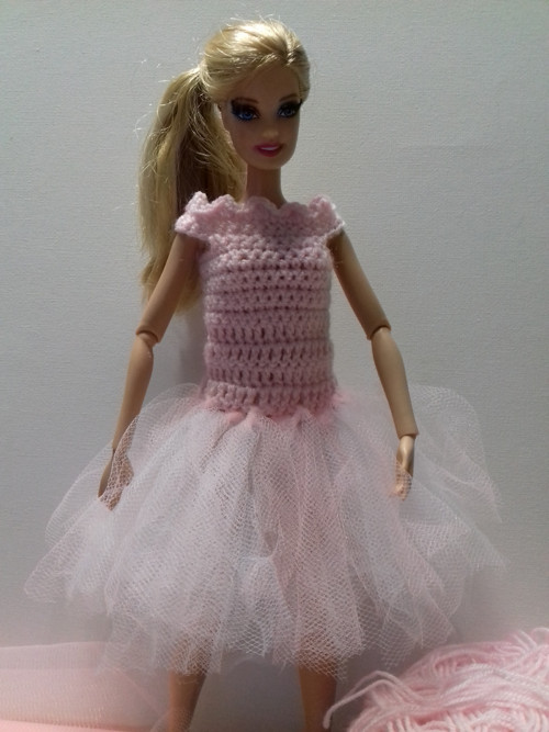 Háčkované šatičky pro Barbie růžovo-bílé — foto 5