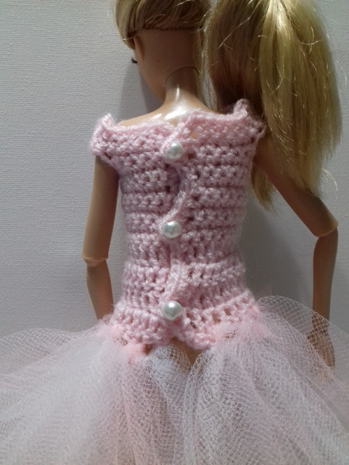 Háčkované šatičky pro Barbie růžovo-bílé — foto 3