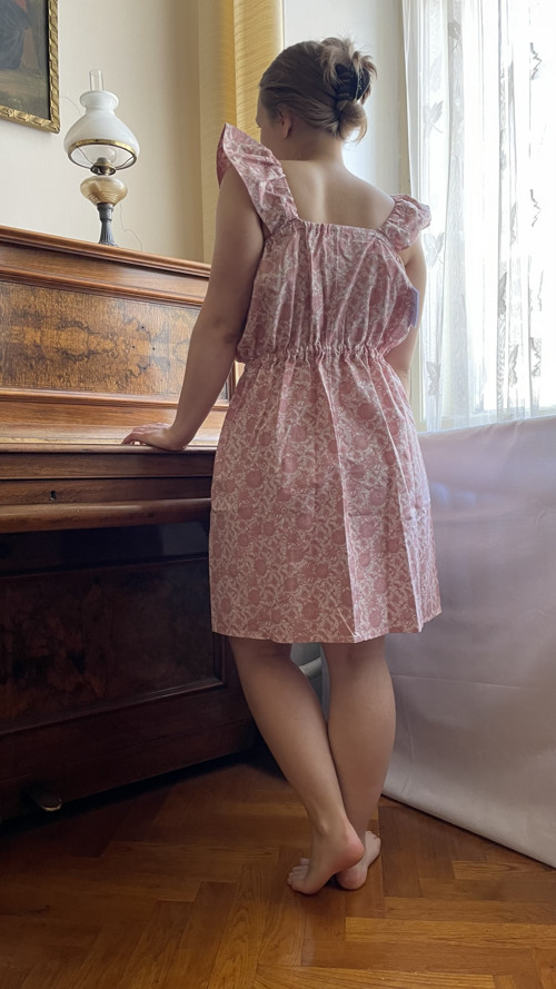 Růžové řasené šaty — foto 2