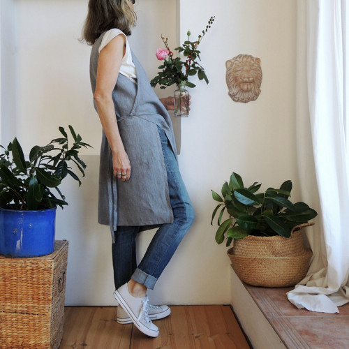 FREYA kouřově modrá - šatová zástěra len — foto 3