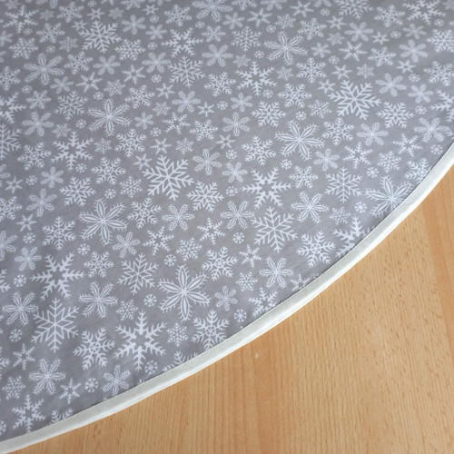 Bílé vločky na šedé — foto 2