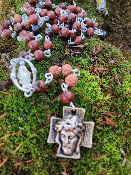 Růženec s rudrakshou a obsidianem — foto 2