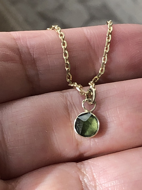 Zlatý přívěsek Vltavín MINI charm - BS Design — foto 4