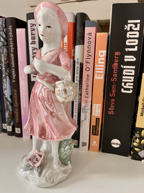 Porcelánová soška: Dívenka — foto 2