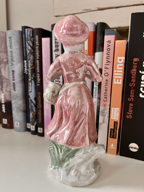 Porcelánová soška: Dívenka — foto 3