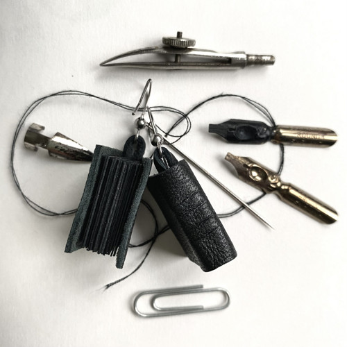 All black - knihové náušnice — foto 2