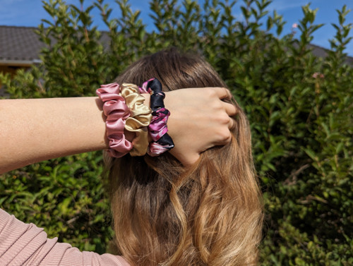 FLORA'S DRESS - hedvábná scrunchie MINI — foto 4