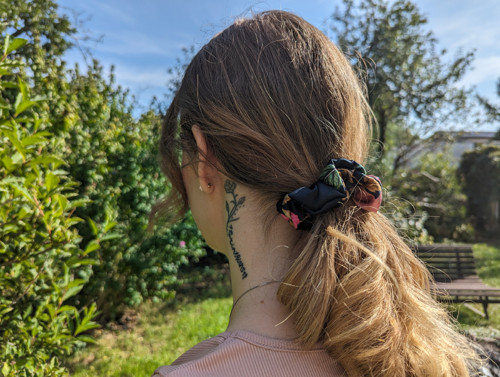 FLORA'S DRESS - hedvábná scrunchie KLASIK — foto 4