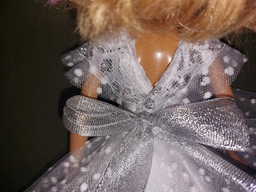 Bílo-stříbrné šatičky pro Barbie — foto 4