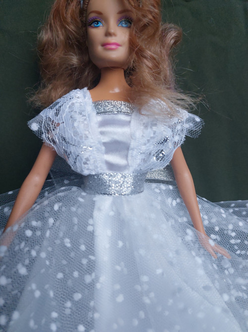 Bílo-stříbrné šatičky pro Barbie — foto 2