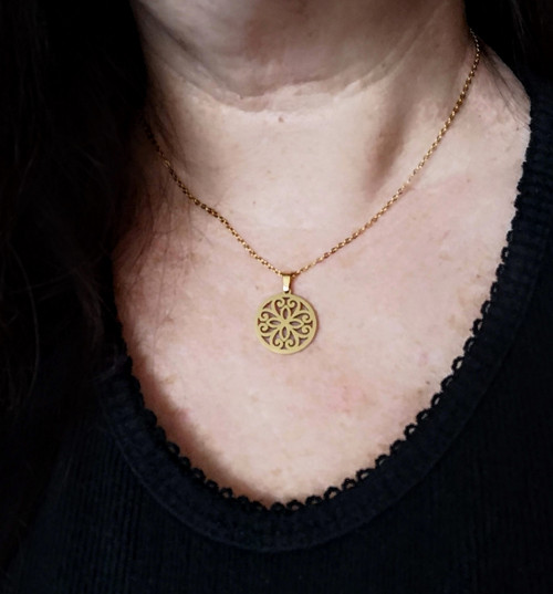Mandala zlatá - náhrdelník — foto 3