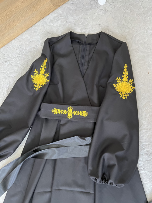 Vyšívané šaty Victory — foto 3