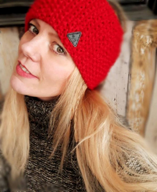 Červená čelenka jako čepice — foto 3