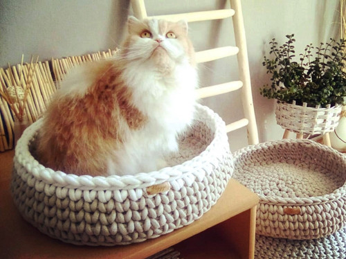 Háčkovaný pelech HYGGE pre mačičku šedý oválny — foto 2